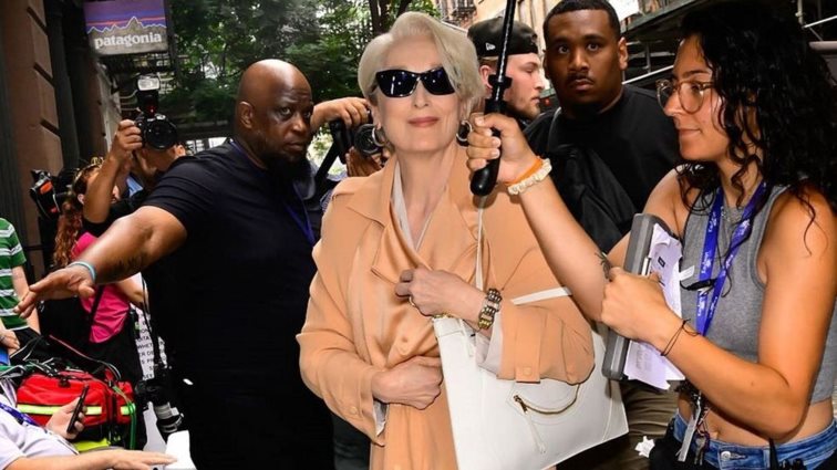 H Μeryl Streep ως Miranda Priestly στα γυρίσματα του The devil wears Prada 2 σε fashion show στο Μιλάνο