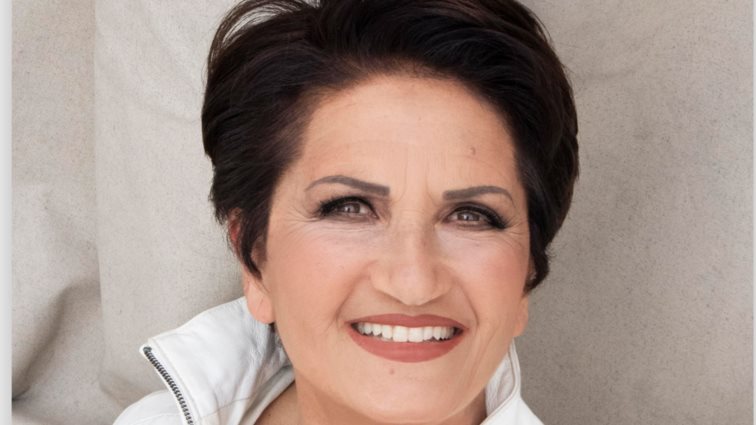 Η Άλκηστις Πρωτοψάλτη ποζάρει στα 68 της φορώντας μαγιό και δείχνει υπέροχη