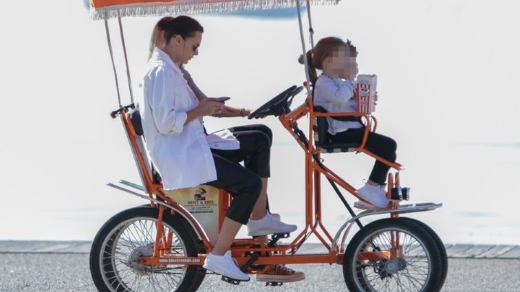 Υβόννη Μπόσνιακ: Χαλαρή βόλτα με την κόρη της στην παραλία της Θεσσαλονίκης!