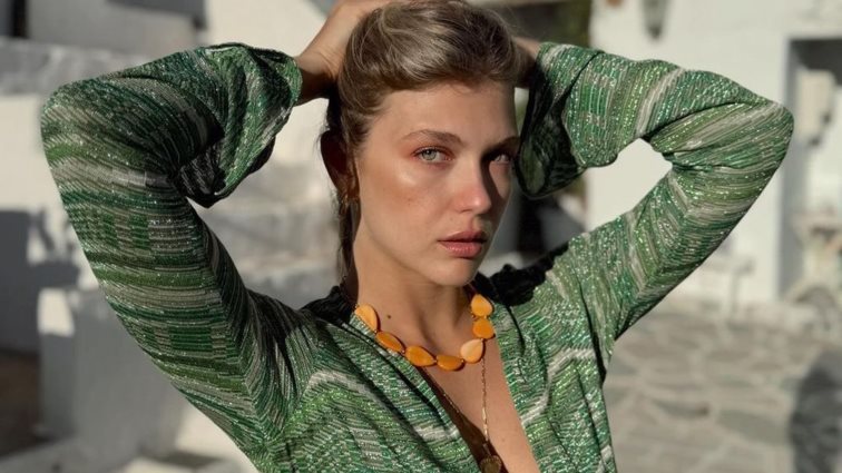 Στο κρεβάτι με την Κλέλια Ανδριολάτου | Το νέο video χωρίς φίλτρα