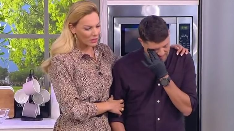 Ξέσπασε σε δάκρυα στην αγκαλιά της Ιωάννας Μαλέσκου ο Αλέξανδρος Παπανδρέου