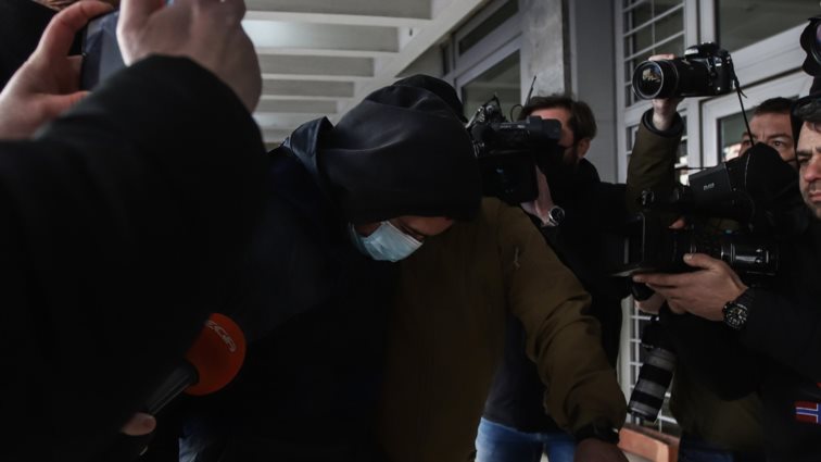 Στον εισαγγελέα ο 23χρονος δολοφόνος του Αλκη - Οργή και αποδοκιμασίες από συγκεντρωμένους [εικόνες - βίντεο]