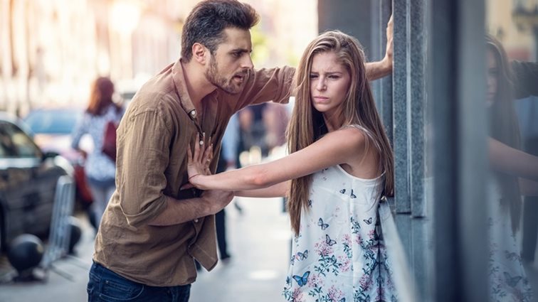 Όσα κάνεις και τη διώχνουν μακριά σου: Πέντε συμπεριφορές που σε τοποθετούν στη «μαύρη λίστα» της