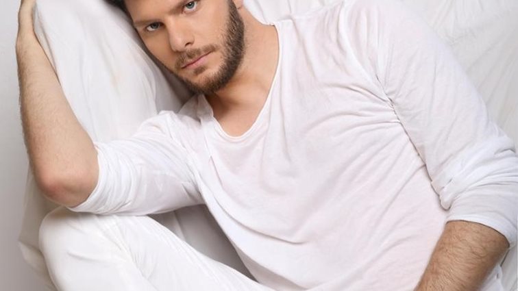 Λούκας Γιώρκας: «Περπάτησα μεθυσμένος, είχα κρίσεις πανικού, πήρα αντικαταθλιπτικά και έσκιζα αφίσες μου στους δρόμους»