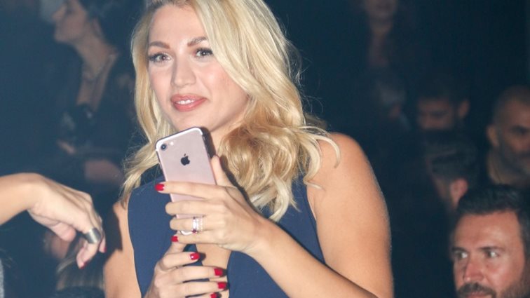 Κωνσταντίνα Σπυροπούλου
 
: Η συνάντηση με τον Γιώργο Κοτσοβό και τη νέα του αγαπημένη που εξελίχθηκε σε επεισόδιο!