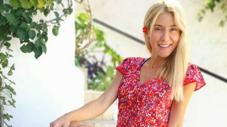 Μαρία Φραγκάκη: Ποζάρει μόνο με το μπικίνι και τη... βέρα της!