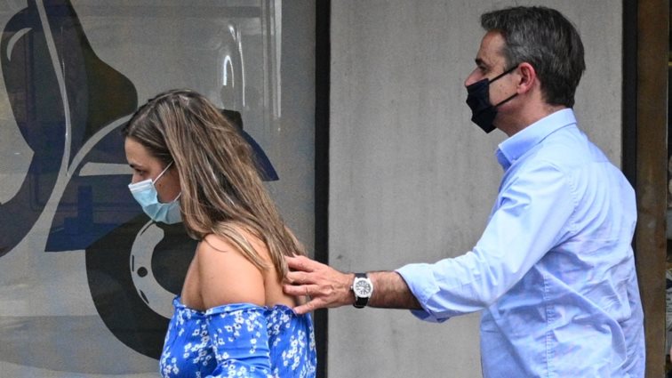 Βόλτα στο κέντρο της Αθήνας για τον Κυριακό Μητσοτάκη και την κόρη του, Σοφία