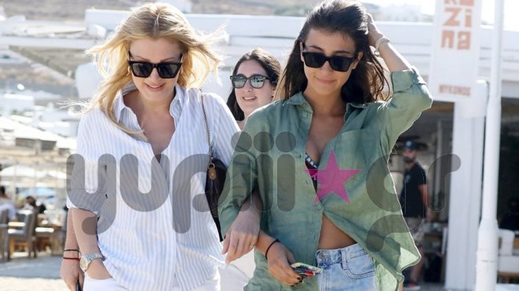 Νατάσα Θεοδωρίδου: Με τις κόρες της, Χριστιάνα &amp; Ανδριάνα, στη Μύκονο | Όλες οι φωτογραφίες