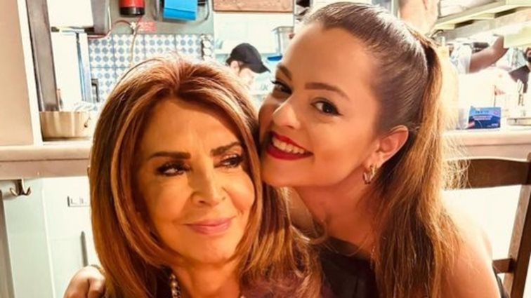 Η Μαριτίνα Ντενίση παρανυφάκι στον γάμο της Νάνσυς Ζαμπέτογλου και του Νάσου Γαλακτερού