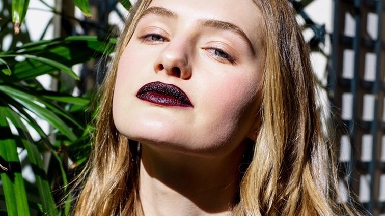 Πώς θα φορέσεις το σκούρο κραγιόν
: Το πιο απαιτητικό χρώμα της beauty παλέτας έχει τη δική του τελετουργία
