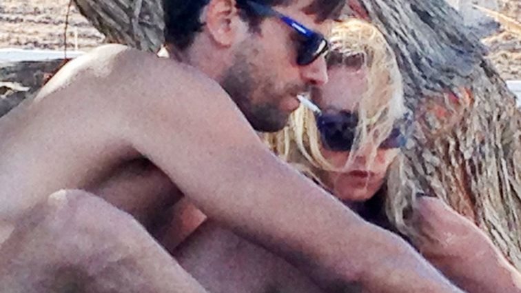 Αποστόλης Τότσικας- Ρούλα Ρέβη: Σε παραλία της Τήνου: Φωτογραφίες