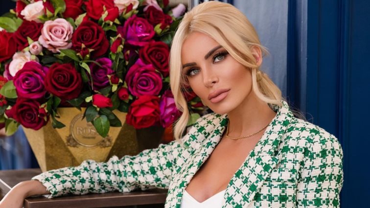 Το καφέ παλτό της Κατερίνας Καινούργιου είναι η διαχρονική επένδυση στην γκαρνταρόμπα σου