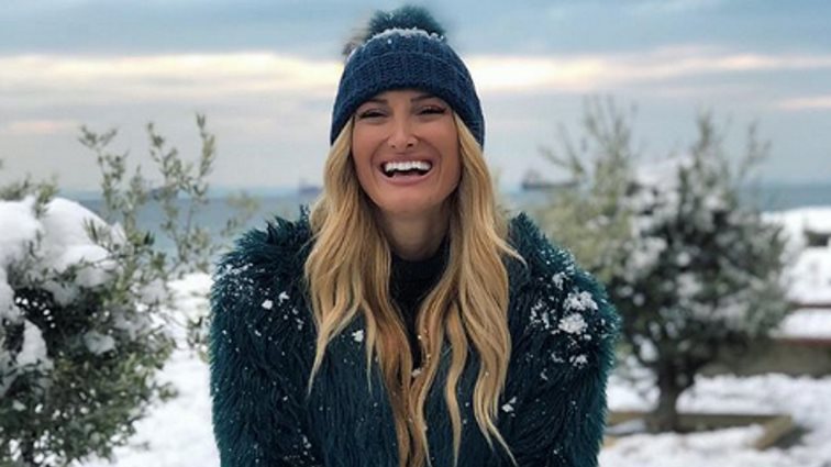 Ιωάννα Τούνη: Hotter Than Ever: Φόρεσε το μπικίνι της και έπαιξε με τα χιόνια! (Video)