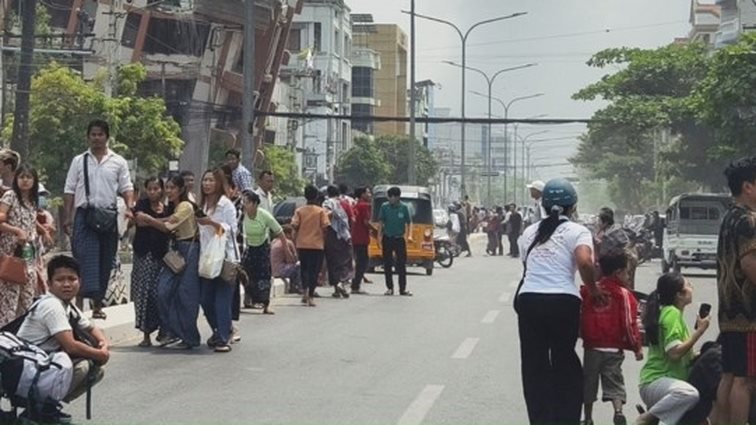 Μιανμάρ: Τουλάχιστον 1.600 οι νεκροί, φόβοι για δεκάδες χιλιάδες θύματα - Για 3η ημέρα ψάχνουν στα ερείπια οι διασώστες