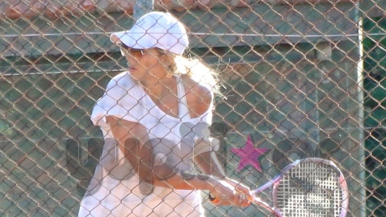 Κωνσταντίνα Σπυροπούλου: Ο φωτογραφικός φακός την εντόπισε κατά τη διάρκεια της προπόνησής της | Δείτε τη να παίζει τέννις στο Καβούρι