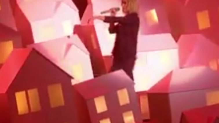 Katy Perry: Το ατύχημα στα Brit Awards: Ο χορευτής έπεσε από τη σκηνή στο κοινό! (Video)