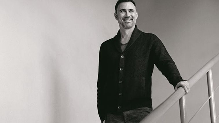 Γιώργος Καπουτζίδης: «Είμαι επιφυλακτικός με τους ανθρώπους και όταν δίνομαι σε έναν άνθρωπο θέλω να γίνεται ψυχή και σώματι»