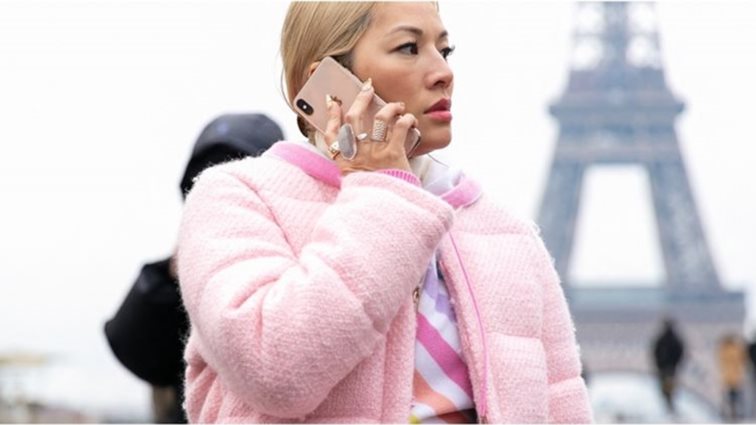 Η αμφιλεγόμενη 90s τάση στα κοσμήματα που κυριαρχεί στο Instagram