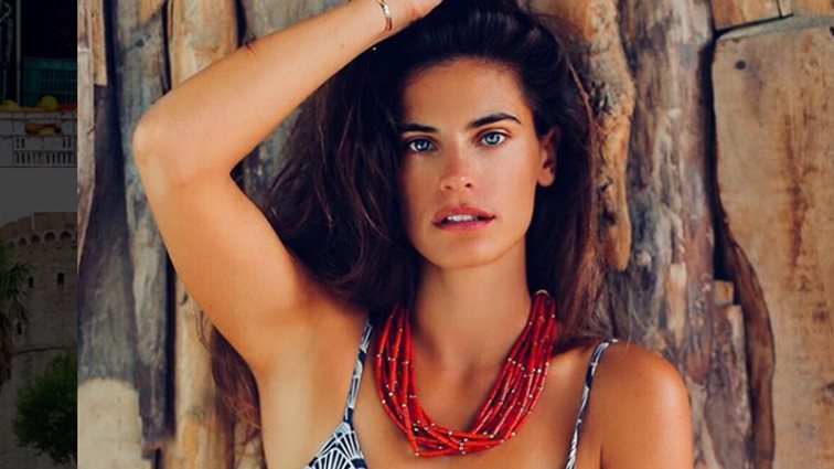 Χριστίνα Μπόμπα: Φωτογραφίζεται αγκαλιά με το νυφικό της, λίγο πριν τον γάμο της!