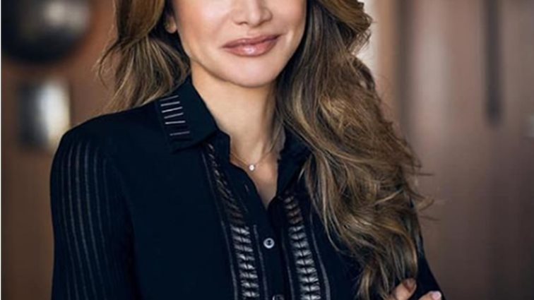 Βασίλισσα Ράνια: Φόρεσε δημιουργία με ελληνική υπογραφή
