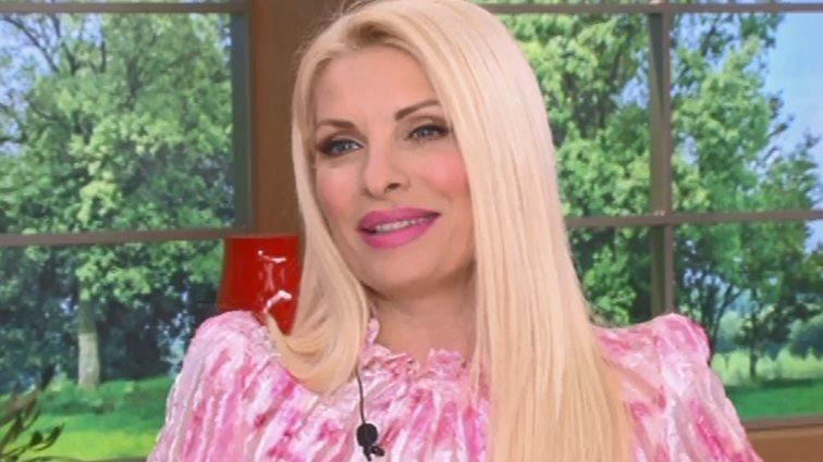 Ελένη Μενεγάκη: Ο σπαρταριστός διάλογος με τη μητέρα της για την... Κάρυστο!