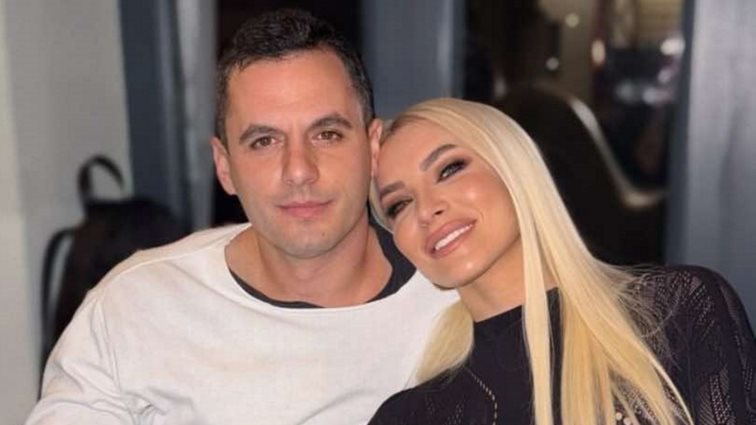 Η Κατερίνα Καινούργιου φωτογραφίζει τον Παναγιώτη Κουτσουμπή στο σπίτι τους: &quot;Έρωτας&quot;