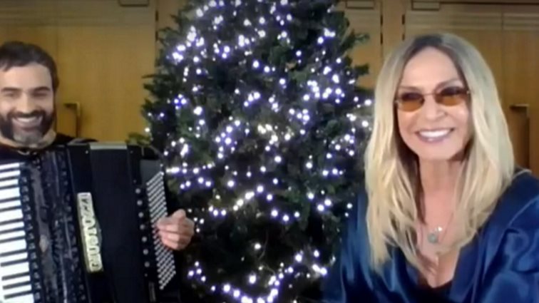 Η Άννα Βίσση σε μία εμφάνιση - έκπληξη στον Νίκο Μουτσινά