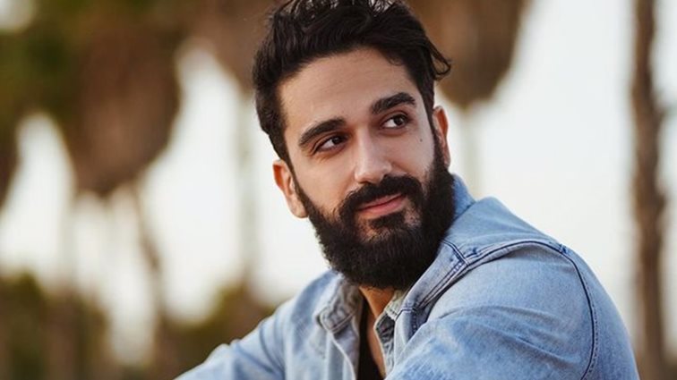 Ένας χρόνος πανδημία: Το ξεκαρδιστικό βίντεο του Διονύση Ατζαράκη για την &quot;επέτειο&quot; του κορονοϊού