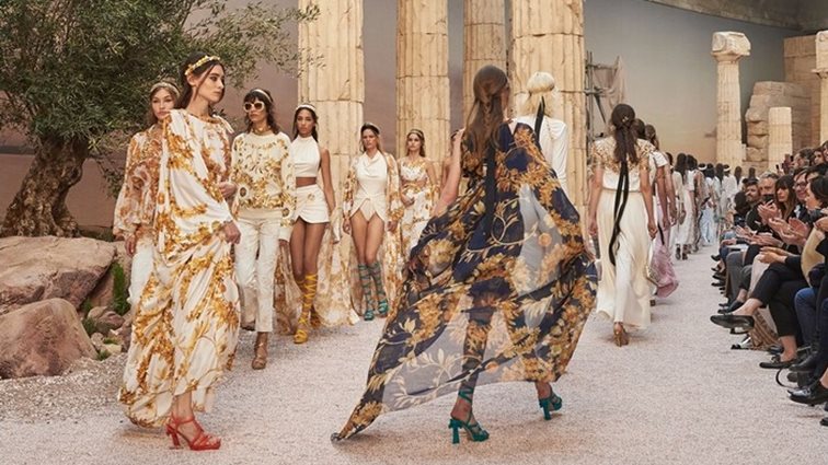 Το MadameFigaro στην παρουσίαση της Cruise συλλογής της Chanel στο Παρίσι: H διευθύντρια της Madame Figaro, Βάσω Παπαγιαννακοπούλου, μεταδίδει από το show του iconic οίκου στο Grand Palais