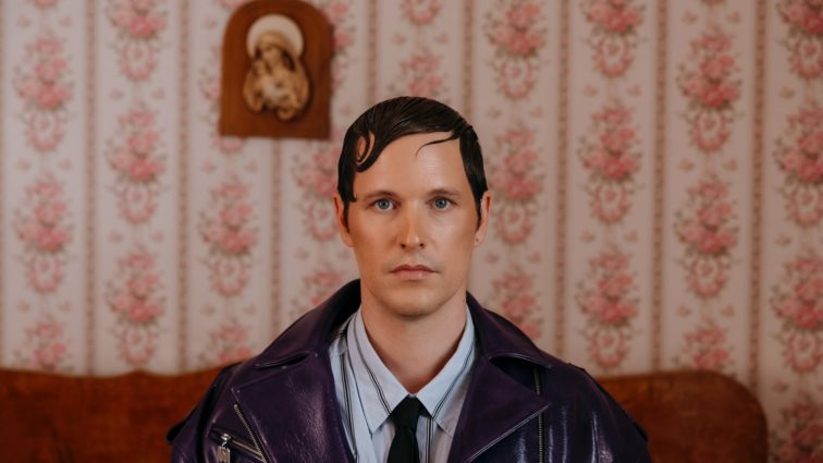 Ο Leon of Athens μεταμορφώνεται σε μια δική του εκδοχή Ken για το νέο βίντεο του &quot;TI NA NAI AYTO&quot;