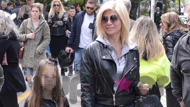 Ζήνα Κουτσελίνη: Σπάνια δημόσια εμφάνιση με την κόρη της! Πού τις εντόπισε ο φωτογραφικός φακός;