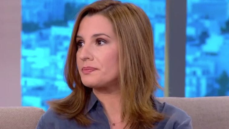 Νίκη Λυμπεράκη: "Είχα προετοιμαστεί για μια άλλη ζωή χωρίς παιδί. Είμαι υπέρ της υιοθεσίας. Μου φαίνεται μια αυτονόητη επιλογή για κάποιον που δεν μπορεί"