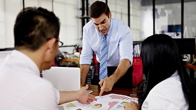 Πώς να χειριστείς κάποιον που δεν συμπαθείς: Δεν αντέχεις να τον βλέπεις μπροστά σου; Ακολούθησε αυτές τις τεχνικές!