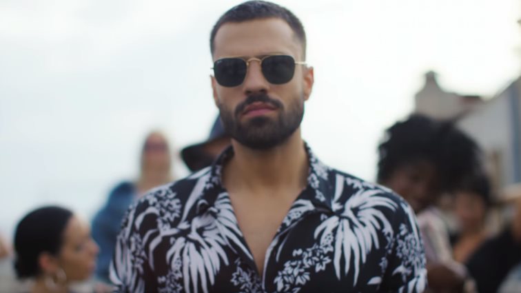 Κωνσταντίνος Αργυρός: Διακοπές στην Κέρκυρα! Πετάει το μπλουζάκι &amp; ποζάρει στον φακό