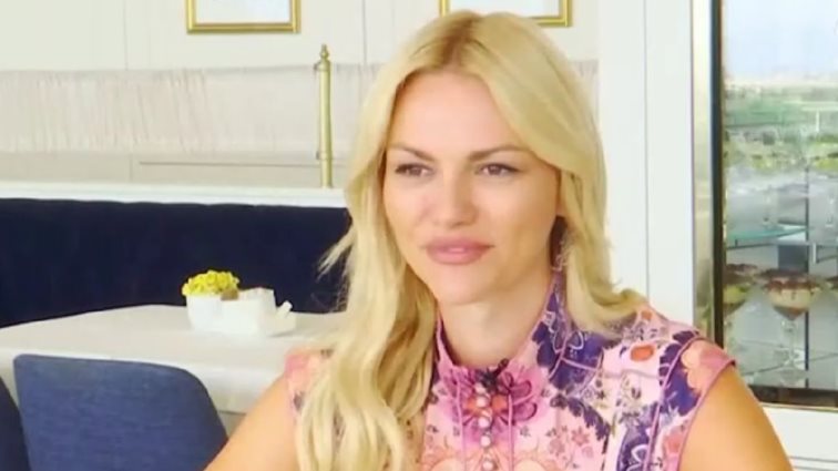 Η αποκάλυψη της Νάταλι Θάνου για τον διαγωνισμό Playmate 2007: &quot;Άρχισε να μου τραβάει τα μαλλιά&quot;