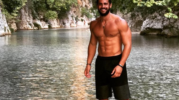 Κωνσταντίνος Βασάλος: Και επίσημα μοντέλο! Μόλις υπέγραψε το πρώτο του συμβόλαιο