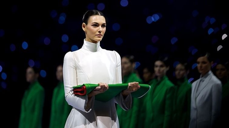 Γιατί το Armani Privé φόρεμα της Vittoria Ceretti στην τελετή έναρξης στο Μιλάνο είναι φόρος τιμής στην Carla Bruni;