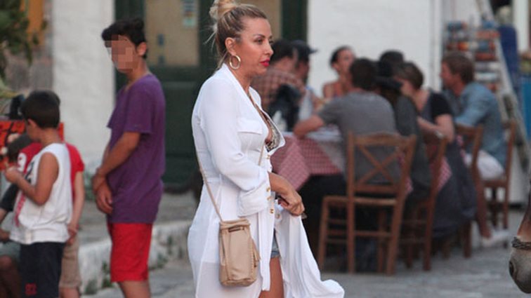 Γωγώ Μαστροκώστα: Διακοπές στην Ύδρα με την οικογένειά της: Φωτογραφίες