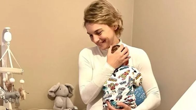 Η Γιούλικα Σκαφιδά &quot;λιώνει&quot; στην αγκαλιά του γιου της