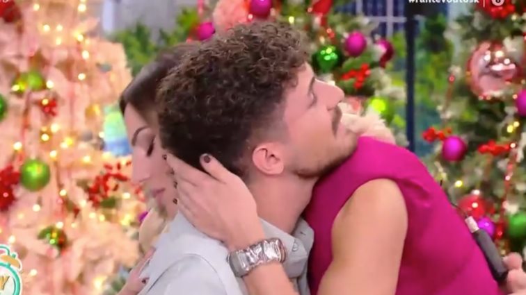 Η τρυφερή αγκαλιά της Ιωάννας Μαλέσκου στον Στέφανο Παπαδόπουλο