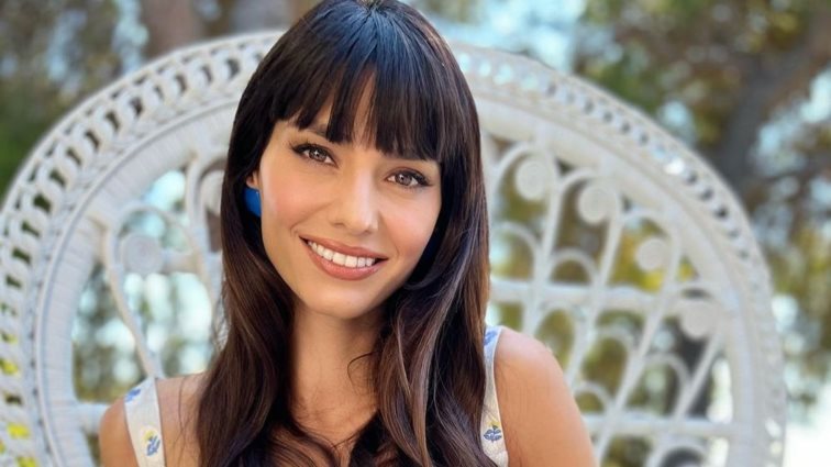 To φόρεμα της Ηλιάνας Παπαγεωργίου που αναδεικνύει το μικρό στήθος