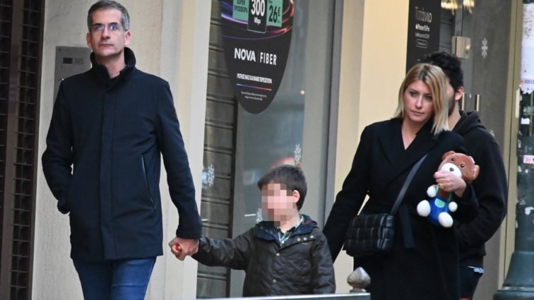Κώστας Μπακογιάννης &amp; Σία Κοσιώνη βόλτα στην Αθήνα με τον γιο τους