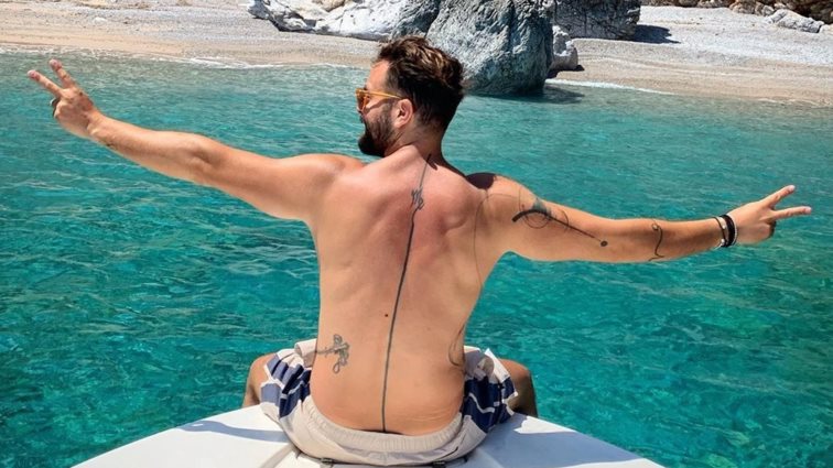 Ηλίας Βρεττός: Η νέα σέξι φωτογραφία από τις διακοπές του | Μόνο με το μαγιό του!