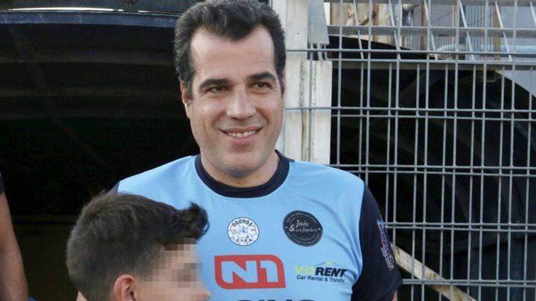 Η εμφάνιση του Θάνου Πλεύρη με τη σύζυγο και τα παιδιά τους