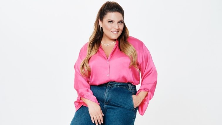 Είσαι καλεσμένη σε γάμο τον Σεπτέμβριο; Η Δανάη Μπάρκα προτείνει το χρώμα που θα σε κάνει να εντυπωσιάσεις