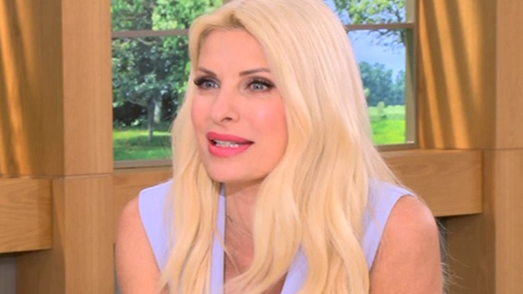 Ελένη Μενεγάκη: Εμφανίστηκε στο πλατό με την... πίτα που της έστειλε η Καραβάτου!