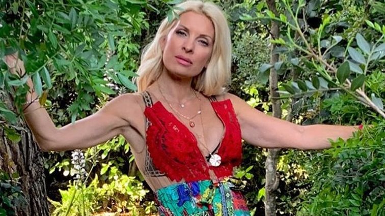 Ελένη Μενεγάκη: Επέστρεψε στην Άνδρο με φθινοπωρινή διάθεση