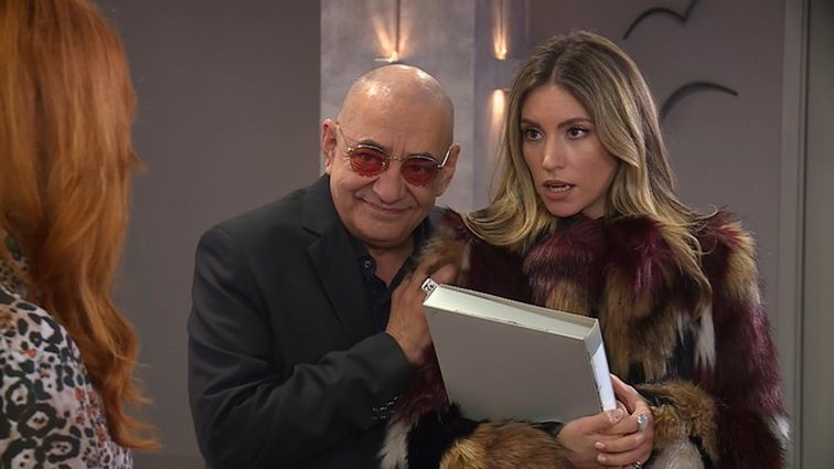 Έλα Στη Θέση Μου: Νέες εξελίξεις: Ο Αχιλλέας ζει στιγμές αγωνίας για την τύχη της Sofo &amp; ο Βλάσης παραλαμβάνει έναν μυστήριο χαρτοφύλακα