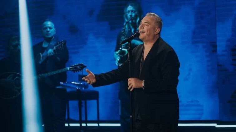 Η &quot;τιμητική&quot; αναφορά της Coca Cola στον Αντώνη Ρέμο- Η χιουμοριστική ανάρτηση του καλλιτέχνη από την Ελβετία