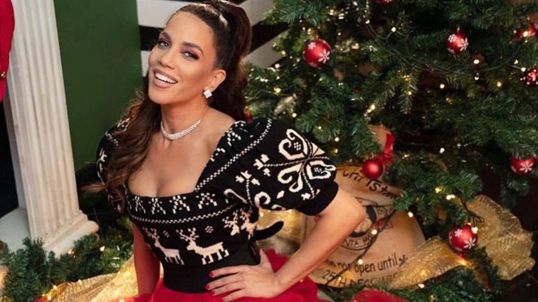 Χριστούγεννα στο σπίτι | H Κατερίνα Στικούδη μας δίνει ιδέες για εορταστικά looks